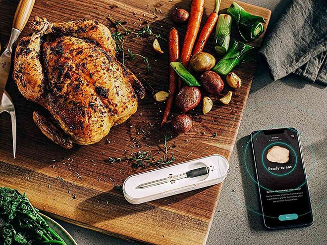 El termómetro Yummly Smart ($79) controla la temperatura durante la cocción y te notifica en la aplicación cuando es hora de voltear (o quitar) la comida de la parrilla.